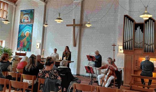 Beliebtes Angebot: der sogenannte Vergissmeinnicht-Gottesdienst für Demenzkranke und deren Angehörige, hier eine Aufnahme vom Gottesdienst im Herbst 2025 in der Emmauskirche in Bruckmühl. Foto Kissel