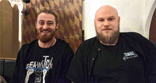 Bene Soukup und David Böhm (links) verraten das Erfolgsgeheimnis des Festivals „Bums on Wheels“ und was der Verein „Movinn Forward“ noch alles in Wasserburg vorhat. Foto Birkhof