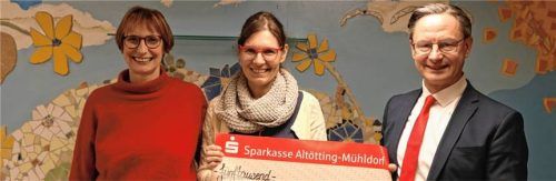 Bereichsleiter Josef Wilhelm übergibt den Spendenscheck an die Geschäftsführerin des Vereins, Petra Zimmermann-Schwier, sowie an die Jugendtrauerbegleiterin Rosina Lippacher.