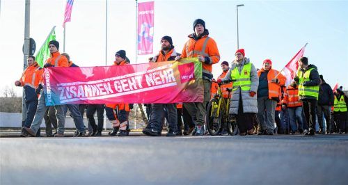 Beschäftigte demonstrieren im Rahmen des bundesweiten „Branchenstreiktags Straße“. Grund sind Warnstreiks im Tarifkonflikt bei der Autobahn GmbH des Bundes und des öffentlichen Dienstes. Der Streik-Aufruf von Verdi gilt demnach bundesweit für rund 14.000 Beschäftigte der Autobahn GmbH sowie mehrere Tausend Beschäftigte der Landesstraßenbauverwaltungen. Foto dpa