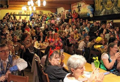 Beste Laune herrschte beim Blau-Weiß-Ball der Faschingsfreunde Blau-Weiß Kammer.