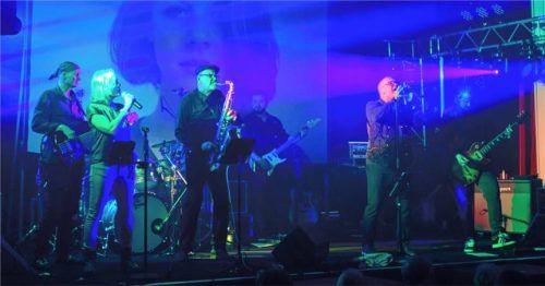 „Beyond“ brachte den Sound von Pink Floyd mit toller Lichtprojektion ins Rosenheimer Ballhaus. Foto Friedrich