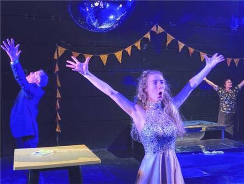 „Bilder deiner großen Liebe“ mit unter anderem (von links) Carsten Klemm, Lea Luisa Schönhuber und Susan Hecker wird in Regensburg aufgeführt. Foto re