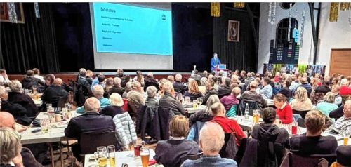 Bis auf den letzten Platz besetzt war die Festhalle in Hohenaschau. Das Interesse an der Bürgerversammlung war groß.Foto H. Reiter