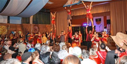 Bis knapp unter die Hallendecke: Die Inntalia beeindruckte mit Hebefiguren. Foto Josef Enzinger