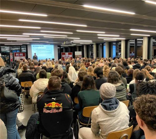 Bis zum letzten Platz gefüllt war die Aula der Wasserburger FOSBOS. Foto RE