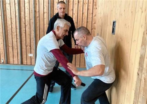 Björn Hoffmann, SV-Trainer des VfL (rechts), bei der Abwehr einer Messerattacke, mit Ausbilder Jürgen Kestner im Hintergrund. Foto re