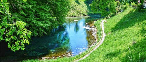 „Blaue Quelle“: Die ergiebige Karstquelle versorgt einen tiefblauen Quellteich und ist bis heute eine der wichtigsten Trinkwasserquellen Tirols. Foto  Kitzbichler