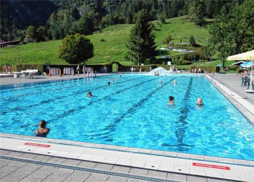 Blick auf das Freibad Reit im Winkl: Der Gemeinderat beschloss die Teilnahme am Förderprogramm „Sanierung kommunaler Sportstätten“. Foto Hauser
