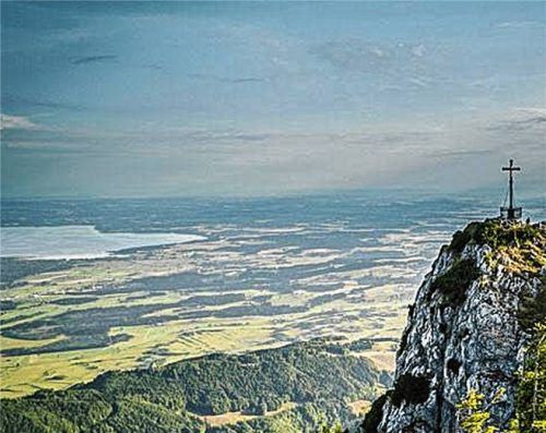 Blick über den Hochfelln hinunter zum Chiemsee: Am 8. März stehen im Landkreis Traunstein Kommunalwahlen an. Foto Chiemgau GmbH