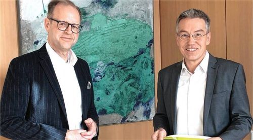 Blicken positiv auf den MVV-Beitritt zurück: Geschäftsführer der Münchner Verkehrs- und Tarifverbund GmbH Dr. Bernd Rosenbusch und Landrat Otto Lederer. Foto Landratsamt Rosenheim