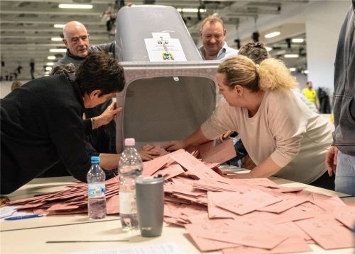 Briefwahlstimmen werden zur Auszählung auf einem Tisch aus einer Urne geleert (Symbolbild). Foto dpa