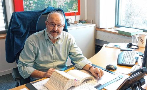 Brütet über den gesetzlichen Vorgaben zum Thema Bürgerentscheid: Peter Kloo, Bürgermeister der Stadt Kolbermoor. Der Bürgerentscheid zu einer geplanten Siedlung im Nordosten der Stadt fällt noch in seine Amtszeit, die dann am 30. April endet. Foto Weinzierl