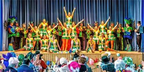 Bühne frei für die Neubeurer Faschingsgesellschaft: Sie brachte Tempo und Präzision auf die Bühne der Samer Halle – und sorgte bei den Senioren für spürbare Begeisterung.