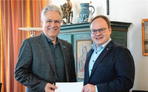 Bürgermeister Andreas Friedrich (rechts) freute sich über eine finanzielle Zuwendung, die der Präsident des „Rotary-Clubs Chiemsee“, Stefan Braune, überbrachte.Foto  Berger
