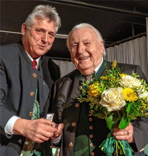 Bürgermeister Bernd Fessler überreicht Albert Schnitzer die Ehrenmedaille.Foto re