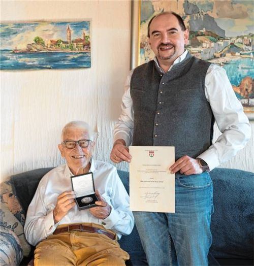 Bürgermeister Daniel Wendrock überbrachte Medaille und Urkunde. Foto Klemmer