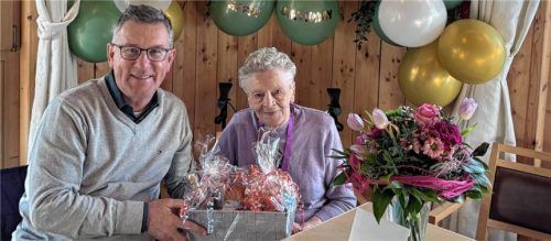 Bürgermeister Georg Huber gratuliert Anna Heinz zu ihrem 100. Geburtstag. Foto Gemeinde Samerberg