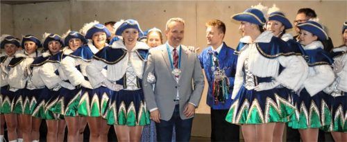 Bürgermeister Max Singer (Mitte) ließ sich gerne von Prinzessin Marina I. (links neben dem Bürgermeister) und Prinz Basti I. mit dem diesjährigen Orden des Kolbermoorer Faschings dekorieren. Foto Strim