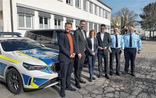 Bürgermeister Michael Hetzl, MdB Stephan Mayer, MdB Daniela Ludwig, Landrat Max Heimerl, Dr. Karl-Heinz Blümel und Ludger Otto vor der Dienststelle in Mühldorf. Foto Bundespolizei