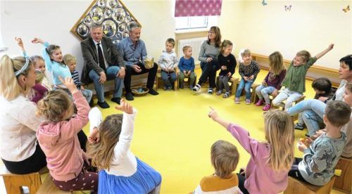 Bürgermeister Richard Richter (Mitte links) und Kindergarten-Referent Robert Plank erkundigen sich nach den Vorschulkindern – im Morgenkreis mit den Erzieherinnen Melanie Müller, Ramona Eisentraut und Andrea Fahrenschon.Foto Baumann