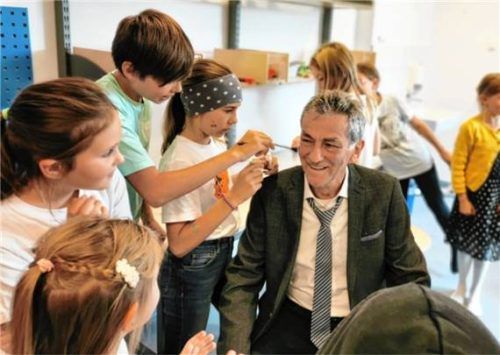 Bürgermeister Siegfried Schick stellte sich gerne als Schmink-Modell zur Verfügung.