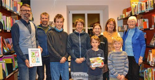 Bürgermeister Stefan Kattari (von links) ehrte Familie Bodenmeier mit Vater Markus, Max, Katrin, Heidi und Franz sowie den Schüler Sebastian Hundhammer, gemeinsam mit Büchereileiterin Caroline Zeisberger, die zudem Karin Geyer in der Kategorie Senioren auszeichnete. Sie sind die fleißigsten Leser der Grassauer Bücherei. Foto Eder