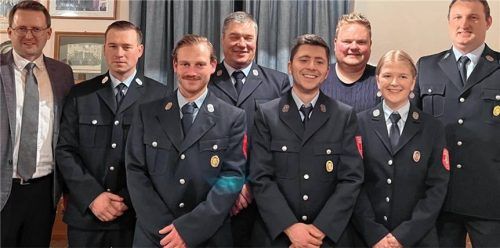 Bürgermeister Stephan Schlier (links) gratulierte dem neuen Vorstand der Ellmosener Feuerwehr zur Wahl, dem (von links) neben Kommandant Josef Katzmair Bernhard Katzmair, Bernhard Wagner, Kilian Neureuther, Andreas Karl, Regina Schweiger und Josef Tremmel angehören.Foto  re