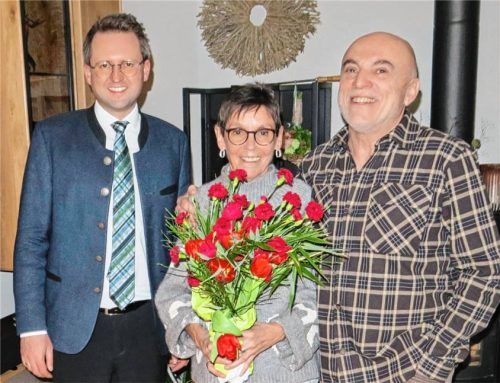 Bürgermeister Stephan Schlier (links) gratulierte Angela und Friedrich Wild. Foto Baumann