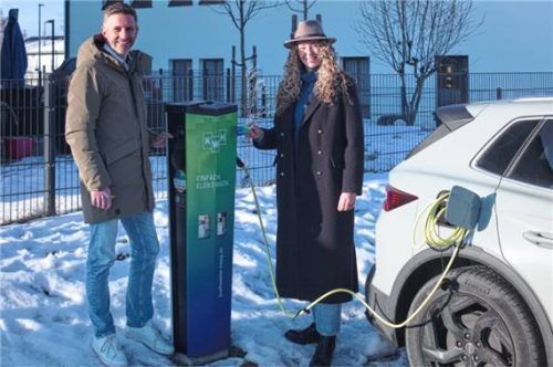 Bürgermeister Thomas Weber und Katharina Mantaj von den Kraftwerken Haag. Foto Günster