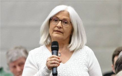 Bürgermeisterkandidatin Claudia Jekler erklärt bei der Bürgerversammlung ihre Einstellung zu einer Podiumsdiskussion. Foto Höpfinger