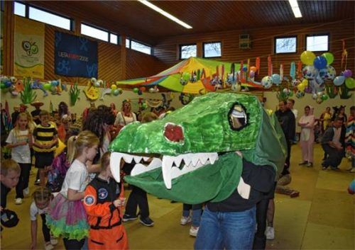 Bunt war das Treiben in der Seebrucker Turnhalle beim Kinderfasching, bei dem auch „Schnappi“ Einzug hielt. Foto Donhauser