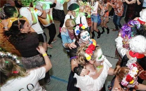 Bunte Polonaisen gab es in Zangberg einige. Foto Stuffer