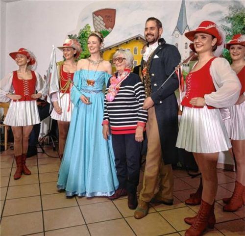 Centa Guttenberger bekam vom Rosenheimer Prinzenpaar und den Gardemädchen den Rosenheimer Faschingsorden verliehen. Foto re