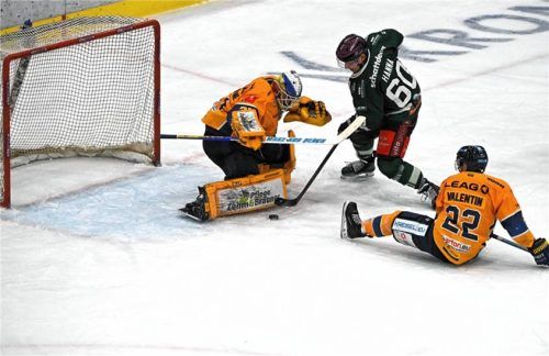 Chance: Shane Hanna scheitert an Weißwasser-Goalie Anthony Morrone.Foto Franz Ruprecht