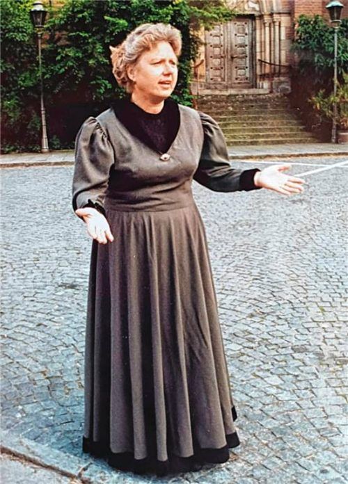 Christa Fuchs in der Rolle der Mutter im Schauspiel „Jedermann“. Nach langer schwerer Krankheit ist die Vollblut-Kraiburgerin Christa Fuchs im Alter von 73 Jahren gestorben. Foto  Mehling