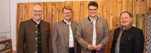 Christian Klotz (von links) moderierte den politischen Aschermittwoch mit dem Austausch von Bürgermeister Roland Kamhuber und Landrat Max Heimerl. Martin Thalmeier organisierte die Veranstaltung. Foto  Sutherland