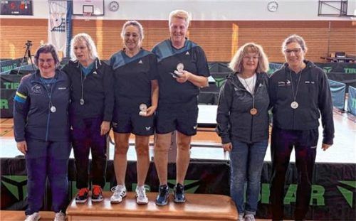 Claudia John (rechts) holte sich in der Altersklasse 55 mit Gerti Dietrich im Doppel die Goldmedaille ab.Foto Gerhard Erlich