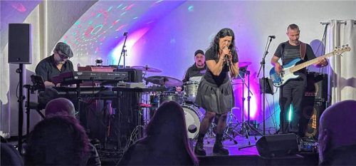 Conny K. & The Boosters auf der Bühne im Gimplkeller.Foto Stefan Schrag