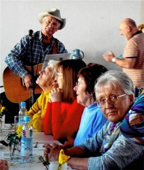 Country- und Westernsänger Jo Werner unterhielt den Kaffeeklatsch des Seniorenbeirates. Foto  Fischer