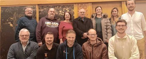 CSU-Vorsitzender Sebastian Heiml (hinten rechts) und JU-Vorsitzender Andreas Timmel (vorne rechts) übergaben die Spenden an die anwesenden Vertreter der Kraiburger Vereine. Foto Bachmaier