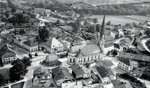 Damals noch eine Rarität: Eine Luftaufnahme des Ortszentrums von Prien, die in der ersten Hälfte der 1950er Jahre entstand.