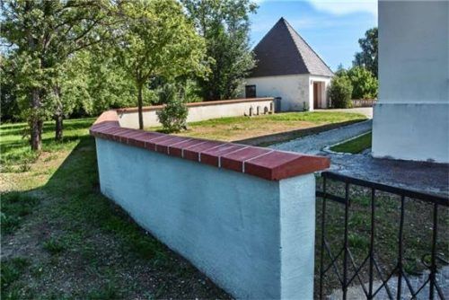 Dank großzügiger Spenden konnte die Friedhofmauer in den Jahren 2024/25 am Gotteshaus „St. Rupert“ erneuert werden. Fotos KRETSCHKO