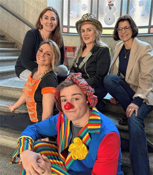 Danny Frank und seine Schwester Chiara freuen sich mit (hintere Reihe, von links) der Elternbeiratsvorsitzenden Claudia Vodermaier, Nina Frank und Schulleiterin Hiltrud Volpert auf die beiden Vorstellungen in der Luitpoldschule. Foto Kotter