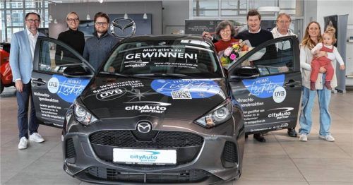 Das Auto fährt nach Söchtenau, feierlich übergeben von (von links): Michael Bergau-Stüwert, Verkaufsleiter bei City-Autopartner, Rosi Gantner, OVB-Chefreporterin, Josef Michael Eder, der Geschäftsleiter von City-Autopartner, Gewinnerin Franziska Scharte, Christoph Maier, Chefredakteur OVB MEDIA, Manfred Scharte und Tochter Andrea Weiß mit Enkeltochter Fiona auf dem Arm. Foto theresa Gruber