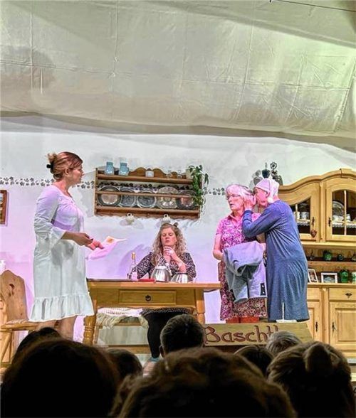 Das Baschtler Theater des GTEV Almenrausch Roßholzen spielt „Mucks Mäuserl Mord“. Foto Deindl