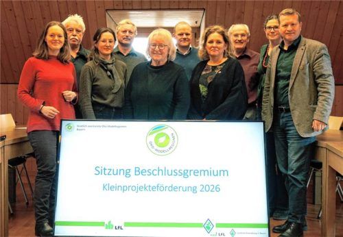 Das Beschlussgremium der Kleinprojekteförderung der Öko-Modellregion Glonn-Mangfalltal-Aying ist paritätisch besetzt aus Vertretern der Gemeinden, der Landwirtschaft sowie aus Verarbeitung und Vermarktung: (von links) Anna Fritzsche, Hubert Steffl, Barbara Neuner, Josef Bodmaier, Theresia Heiler, Ferdinand Vogel, Inge Heiler, Josef Oswald, Angelika Gsellman (ÖMR-Managerin) und Michael Eisenschmid. Foto re