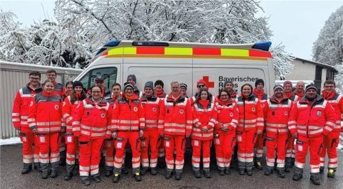Das BRK-Team sorgte sich nicht nur um die Gesundheit der Teilnehmer und Besucher am Faschingszug, sondern auch um das leibliche Wohl.Foto  BRK-Bereitschaft Bad Aibling
