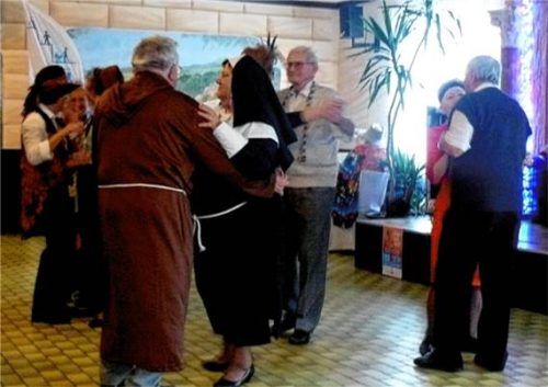 Das bunte Maskenvölkchen schwang beim VdK-Faschingsball ordentlich das Tanzbein. Foto Fischer