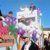 71 Motivwagen und Fußgruppen